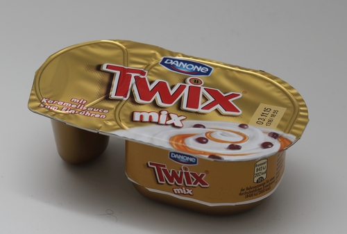Schoko Stücke in Vanille Joghurt Danone Danone Twix Mix Joghurt