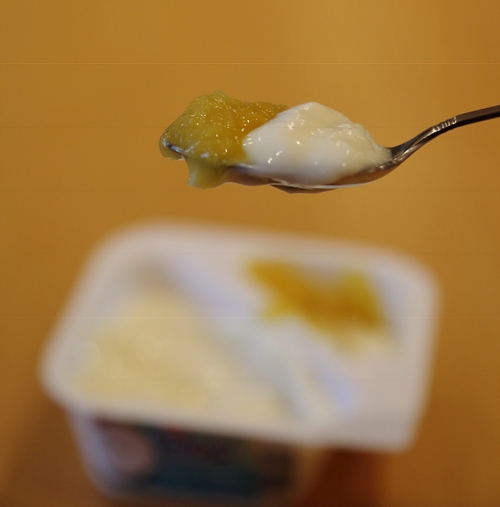 Müller Joghurt auf Löffel mit Ananas und Kokos von Müller Bora Bora Bilder
